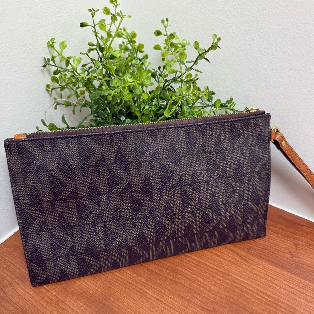 Michael Kors Fulton Jet Set Clutch EUC - Picture 4 of 6